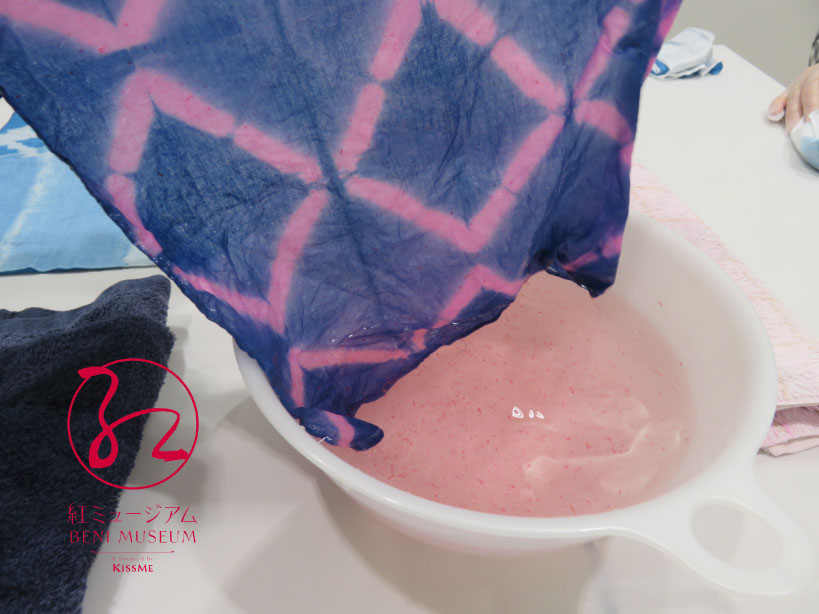 「二藍染め体験」～藍と紅を重ねて染める～ を開催しました